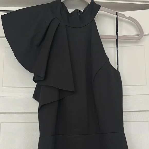 Elegant Black Evening Gown - Picture 2 of 5